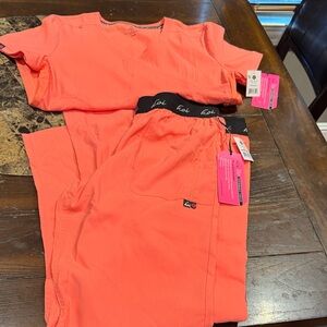 Koi Bright Coral Scrub Set.new with tags